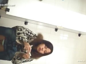 chinese girls go to toilet.24